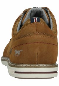 Scarpa in suede marrone con tomaia strutturata, suola bianca, accentuata da una striscia rossa e blu al colletto e un piccolo logo a cavallo sul lato.