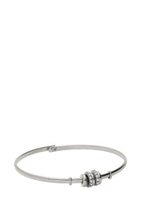 Pulsera de bangle en tono plateado con un diseño liso y redondeado, adornada con tres bandas decorativas de cristales transparentes. Estilo elegante y minimalista.