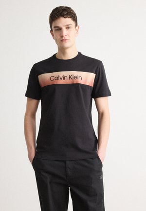Calvin Klein LINEAR OMBRE CHEST LOGO - Marškinėliai su spaudiniu - black