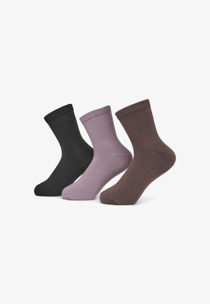 Trzy pary skarpetek załogowych: czarne, lawendowe i brązowe; wykonane z miękkiego materiału z prążkowanymi ściągaczami i gładką teksturą.
