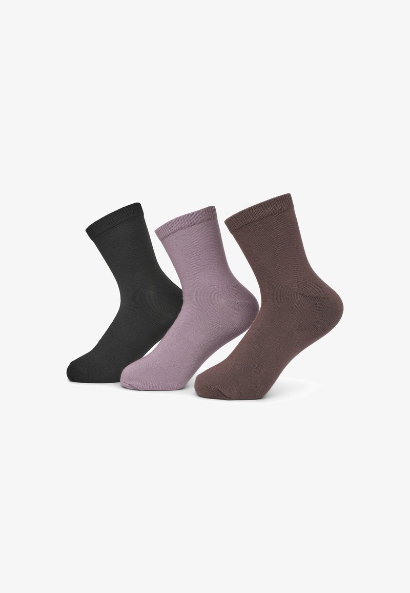 Trzy pary skarpetek załogowych: czarne, lawendowe i brązowe; wykonane z miękkiego materiału z prążkowanymi ściągaczami i gładką teksturą.