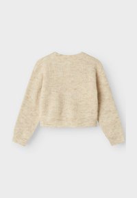 Pull court beige avec une texture côtelée, des manches longues et un col rond. Matériel doux avec des variations subtiles de couleur et de motif.