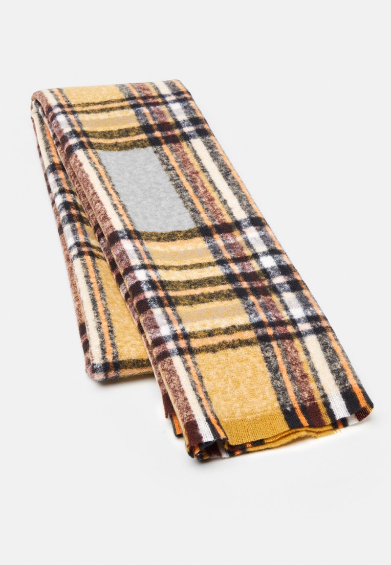 Écharpe en laine pliée avec motif à carreaux jaune, marron, gris et blanc sur fond blanc uni.