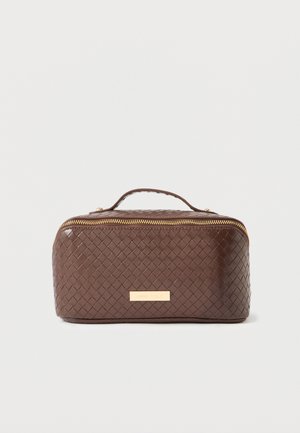 Bruine gevlochten cosmeticatasje met gouden ritssluiting en bovenhandvat, met een gladde textuur en een rechthoekige vorm. Merkteken aan de voorkant.
