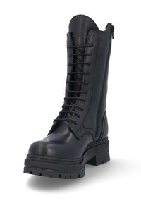 Bota de combate de cuero negro con caña alta, cordones, cremallera lateral y suela robusta con un patrón de goma para mayor tracción.