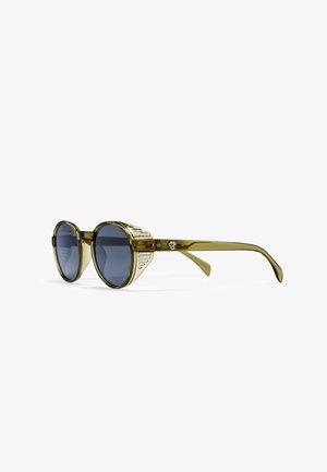 Occhiali da sole rotondi con montatura trasparente verde oliva e lenti blu scuro, caratterizzati da piccoli dettagli di design simili a prese d'aria sui lati.