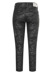Pantalones de camuflaje negro de corte ajustado, con una textura suave, cinco bolsillos y cintura de talle medio. Diseño clásico con detalles sutiles.