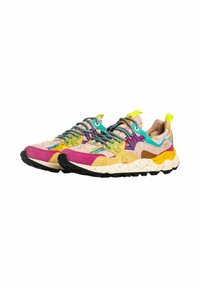 Sneaker multicolori in suede e rete, con dettagli rosa, gialli e verdi, suola nera spessa e lacci fantasia.
