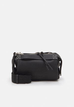 Borsa a tracolla in pelle nera testurizzata con tracolla regolabile, cerniera superiore e lacci decorativi su uno sfondo chiaro e uniforme.