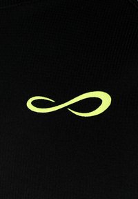 Tejido negro con una superficie texturada presenta un prominente diseño de símbolo de infinito amarillo en el centro.