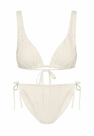 Weißes Bikini-Set mit einem dreieckigen Oberteil mit strukturiertem Muster und verstellbaren Trägern, kombiniert mit einem seitlich gebundenen Höschen im ähnlichen Design.