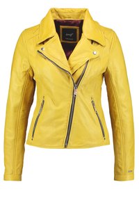 Giubbotto da moto in pelle gialla con colletto a punte, accessori in argento, due tasche laterali con zip e un design leggermente aderente.