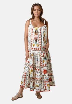 Robe maxi blanche avec des motifs imprimés colorés, comportant des illustrations et du texte. Bretelles ajustables, coupe ample et jupe froncée.