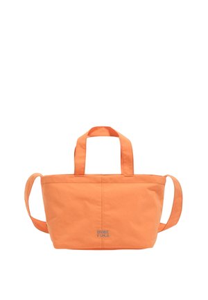 Bolso tote rectangular naranja con dos asas cortas y una correa larga ajustable, con pequeño texto de logo plateado en el centro delantero.