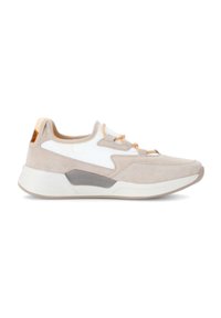 Beige suède en witte mesh sneakers met oranje veters, een gebogen zool en een getextureerde hielaccent met de merknaam.