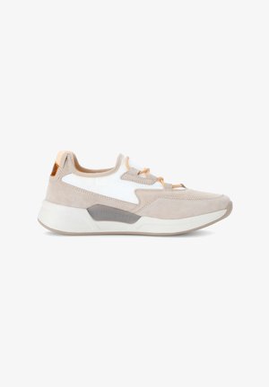 Beige suède en witte mesh sneakers met oranje veters, een gebogen zool en een getextureerde hielaccent met de merknaam.