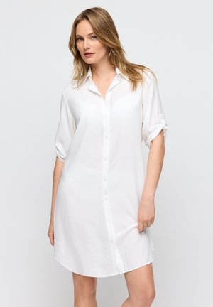 Wit overhemd met korte opgerolde mouwen, gemaakt van lichtgewicht stof, met een rechte snit en subtiele glans.