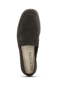 Dunkelgrauer Wildleder Slipper mit weißem Kontraststich um die Sohle und einem neutralen Innenraum, der den Markennamen "DSTREZZED" trägt.