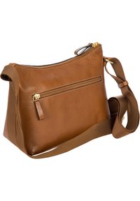 Bolso cruzado de cuero marrón con superficie texturizada, cierre de cremallera, bolsillo frontal y correa ajustable. Cuenta con acentos de hardware en tono dorado.