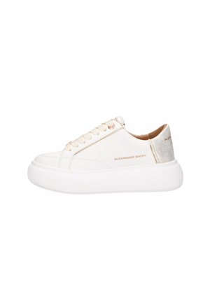 Sneakers platform bianche con tomaia in pelle liscia, punta rotonda, dettagli metallici e tallone a contrasto texture. Lacci e logo sul lato.