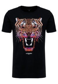 Camiseta de algodón negra con un diseño bordado de la cara de un tigre en tonos naranja, blanco y rosa, con detalles intrincados y colores vibrantes.