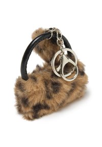 Borsa in pelliccia sintetica con manico nero, caratterizzata da un motivo a macchie marroni e nere e un accento in chiave circolare argentata.