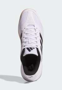 Weiße Sportschuh mit einem oberen Teil aus Mesh, drei schwarzen Streifen, Schnürdesign, durchbrochenen Details und einer strukturierten Gummisohle.