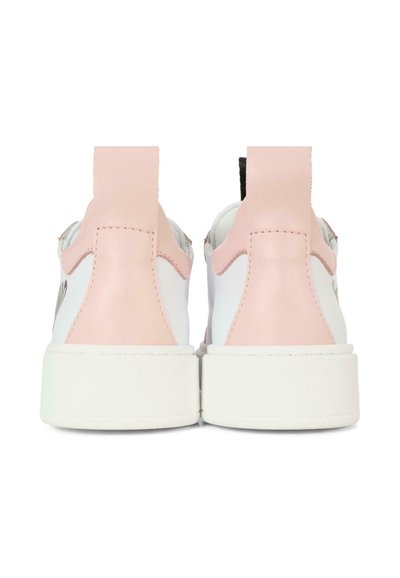 Sneakers con una toma bianca in pelle e rifiniture in pelle rosa sul tallone, suola in gomma bianca e linguetta nera a contrasto.