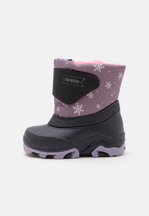 Botte d'hiver pour enfant avec semelle en caoutchouc noire et dessus en tissu violet décoré de flocons de neige blancs et doublure en polaire rose.