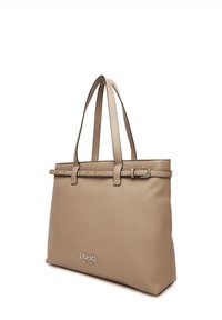 Borsa tote in pelle beige con due manici, accento con cintura, forma rettangolare piatta e logo in rilievo sulla parte anteriore.