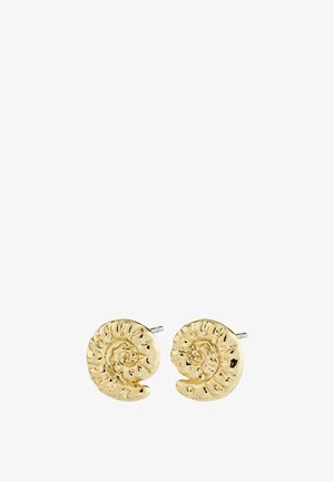 Oorbellen met goudkleurige spiraalschelpvorm, een gestructureerd oppervlak en metalen pennen voor doorboorde oren op een witte achtergrond.