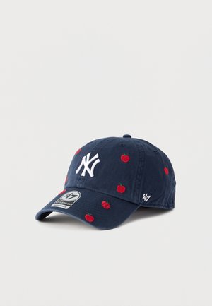 Granatowa czapka baseballowa z białym logo New York Yankees oraz małymi czerwonymi haftami jabłek rozproszonymi na czapce.