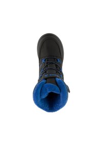 Svart vattentät känga med blå fleecefoder, med snörningsdesign, robust sula och vadderad krage för komfort och isolering.