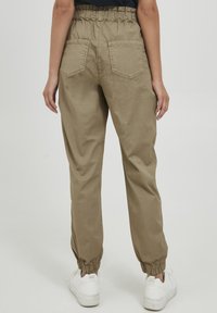 Oxmo OXCONZI REGULAR FIT - Pantaloni - mottled beige