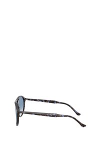 Gafas de sol octagonales con montura de acetato negra y azul con un patrón y lentes azul tintados, que presentan brazos delgados para un diseño ligero.