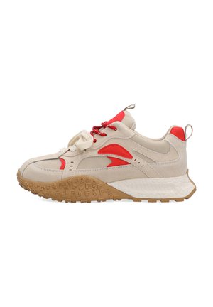 Beżowo-czerwone niskie sportowe buty z teksturowaną brązową podeszwą, czerwonymi detalami sznurowadeł, pętlami na pięcie i języku oraz białym wzorem na śródpodeszwie.