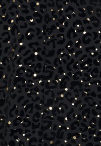 Zwarte stof met een luipaardprintpatroon en glanzende gouden cirkelvormige accenten; gladde textuur met een zachte, fluweelachtige uitstraling.