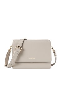 Sac en cuir synthétique gris clair avec finition texturée, quincaillerie dorée, sangle réglable et fermeture rabat. Présente un logo en relief.