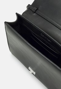 Calvin Klein ARCHIVE SHOULDER BAG SHINY - Handtas - black