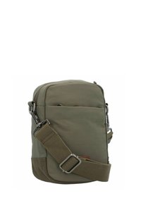 Bolso cruzado de color verde oliva con un acabado de tela suave, cierre de cremallera en la parte superior, correa ajustable y un bolsillo plano en la parte frontal. Forma cuadrada con bordes redondeados.