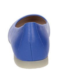 Blaue Leder-Balletschuhe mit runder Zehenpartie, glatter Textur und grauer Gummisohle. Verfügt über eine Naht, die entlang der Rückseite verläuft, und ein minimales Design.