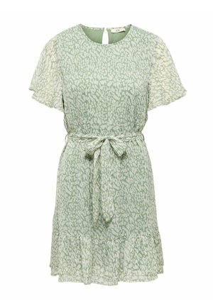 Robe courte à motifs vert clair avec manches volantes, encolure ronde, ceinture à la taille et ourlet à volants.