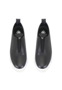 Zwarte instap schoenen met een gestructureerd leren uiterlijk, elastische zijkanten en een ronde neus, met een contrasterende witte zool.