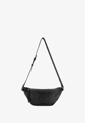 Marsupio nero in pelle con finitura testurizzata, forma curva, tracolla regolabile e scomparto con zip sul davanti.