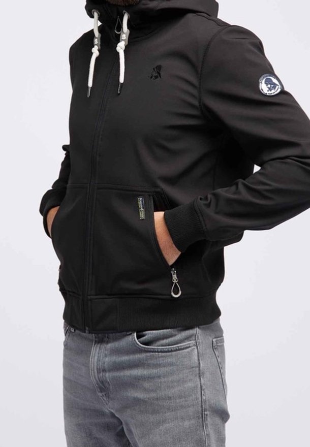 Svart zip-up hoodie med fodrad huva, vita snören, fickor med dragkedja på framsidan och logotyp patch på ärmen. Stretchigt, slätt tyg.