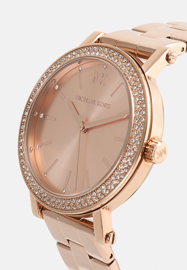 Roségoldene Armbanduhr mit metallischem Finish, mit Kristallen verziertem Zifferblattschutz, minimalistischem Ziffernblatt und einem Armbanddesign aus Metallgliedern.