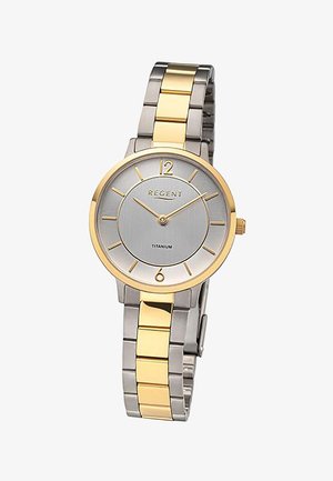 Montre-bracelet ronde avec cadran argenté, lunette dorée, repères horaires dorés et bracelet métallique bicolore en argent et or.