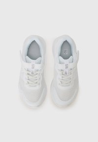 Baskets blanches de sport avec tige en maille, languette et col rembourrés, lacets et détails de branding subtils en gris clair, dotées d'une forme de bout rond.