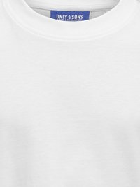 Hvid bomulds T-shirt med rund halsudskæring og en glat tekstur. Har et blåt mærke ved halsen, der står "ONLY & SONS NEXT GENERATION."