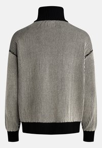 Pulover striped în alb și negru, cu guler înalt, detalii de manșete ribbate și croială liberă. Textură moale și design supradimensionat.